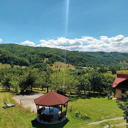 Cabană cu teren de tenis Banita Exterior foto