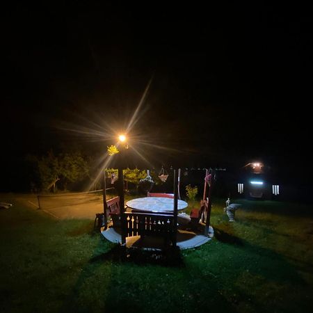 Cabană cu teren de tenis Banita Exterior foto