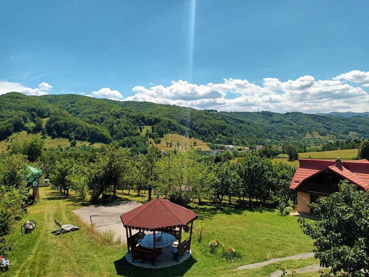 Cabană cu teren de tenis Banita Exterior foto