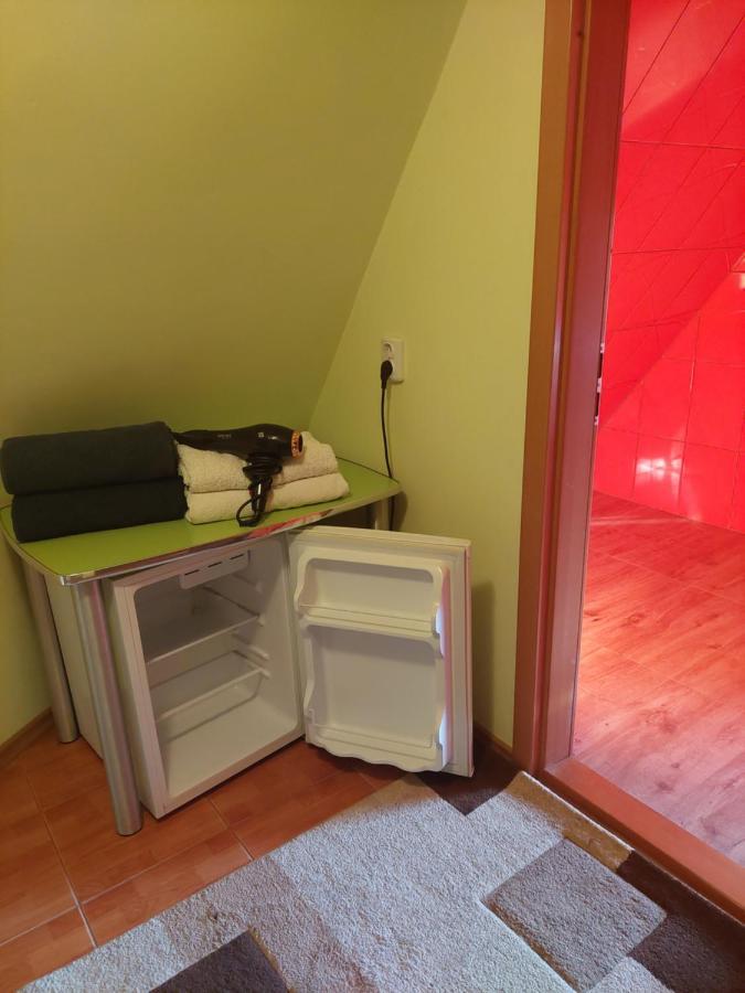 Cabană cu teren de tenis Banita Exterior foto