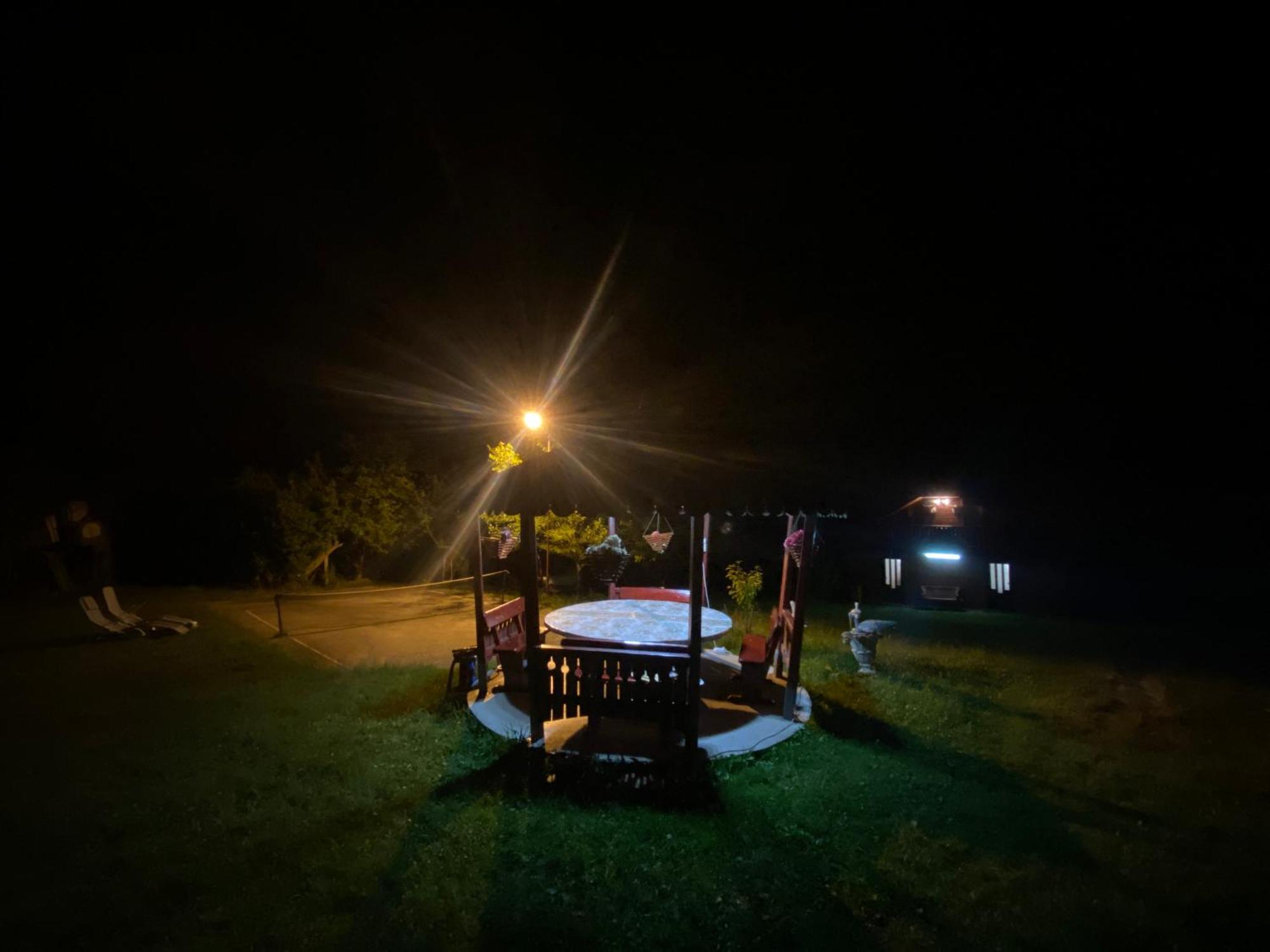 Cabană cu teren de tenis Banita Exterior foto