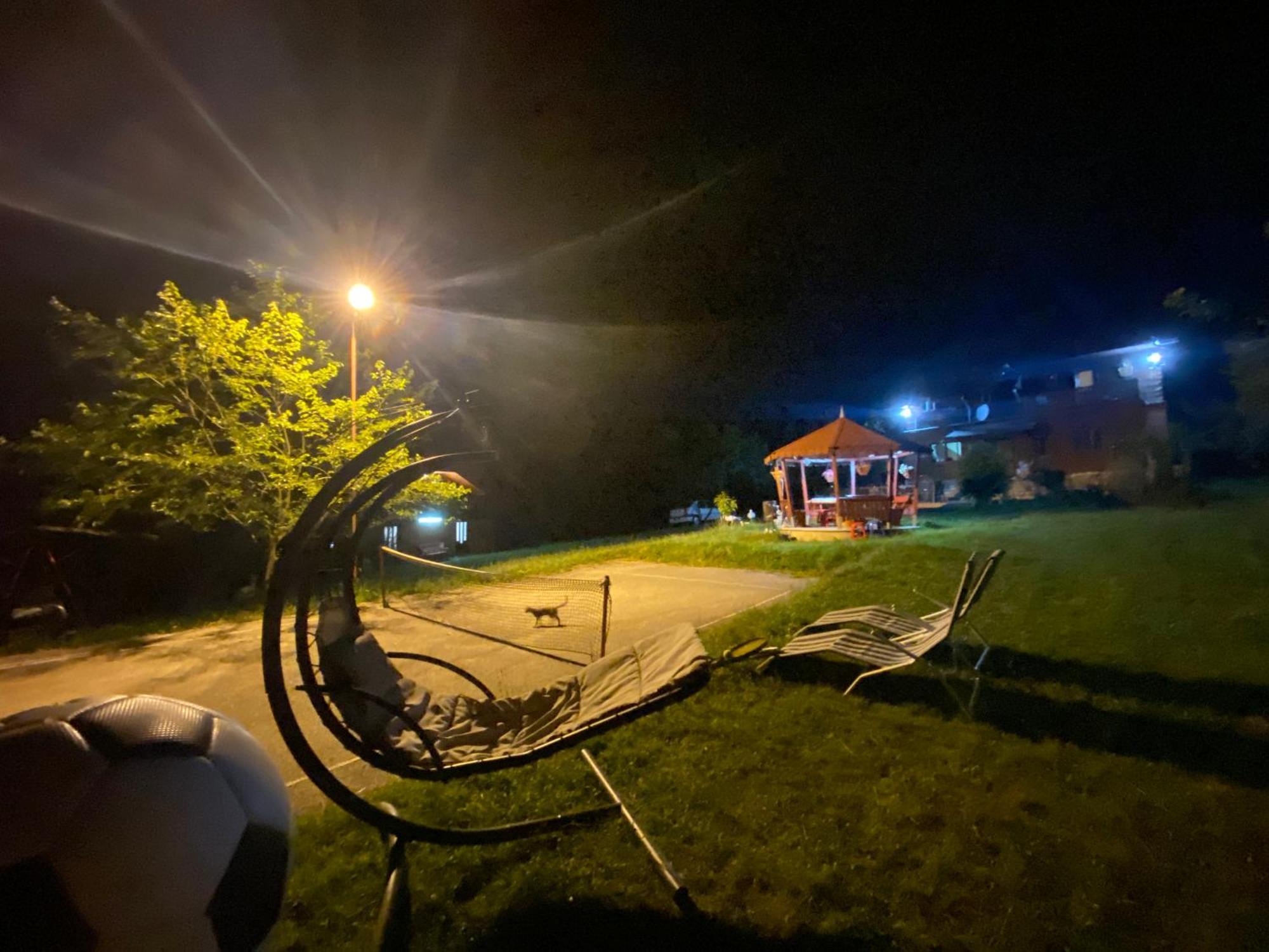 Cabană cu teren de tenis Banita Exterior foto