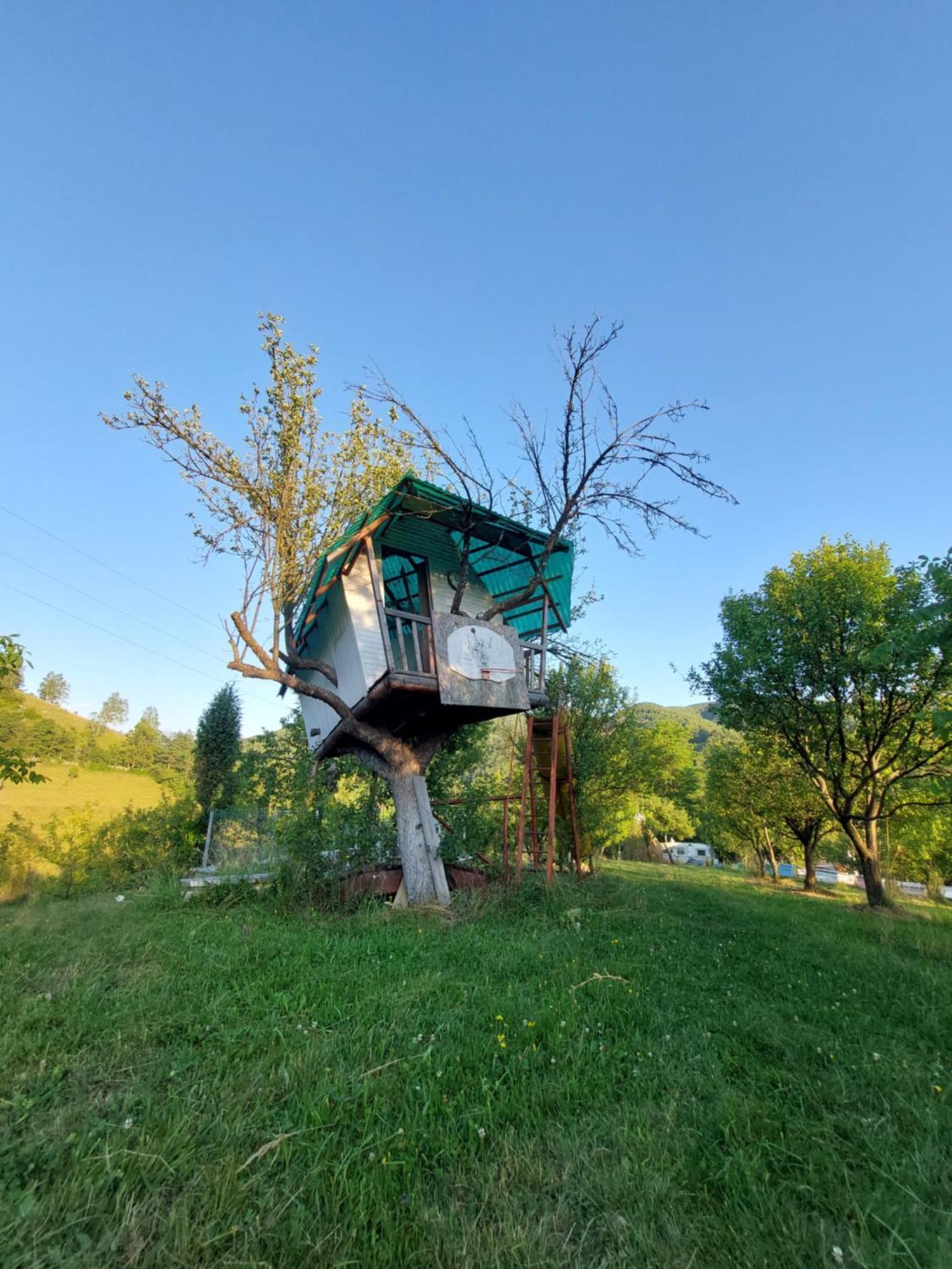 Cabană cu teren de tenis Banita Exterior foto