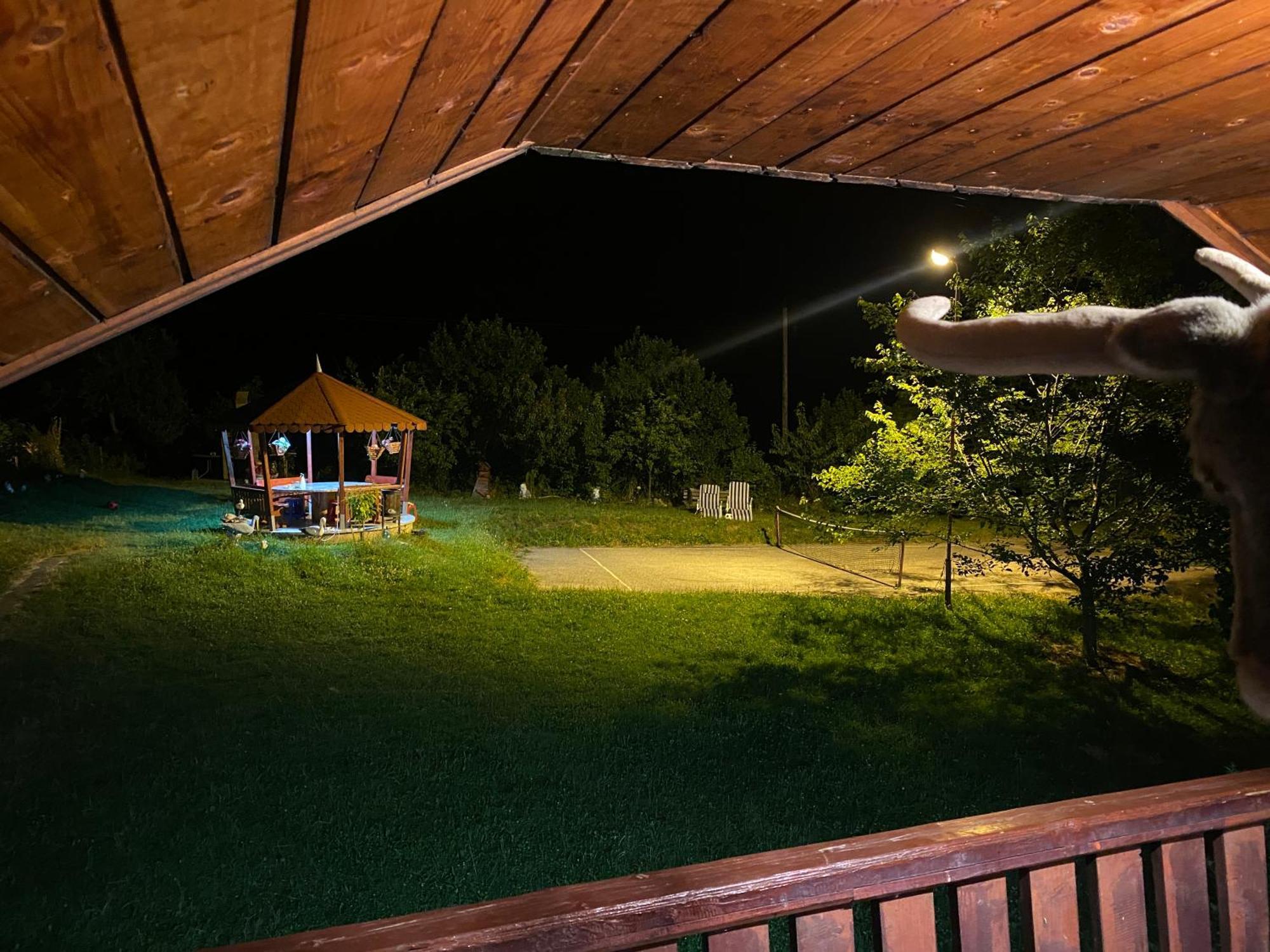 Cabană cu teren de tenis Banita Exterior foto